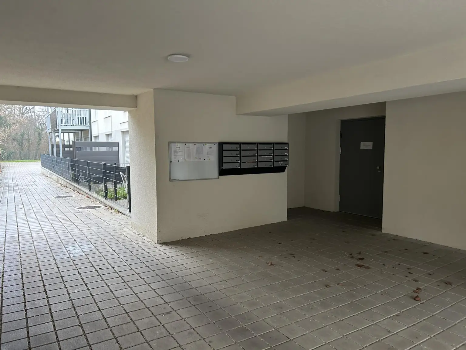 Zufahrt zu Innenhof mit Eingang