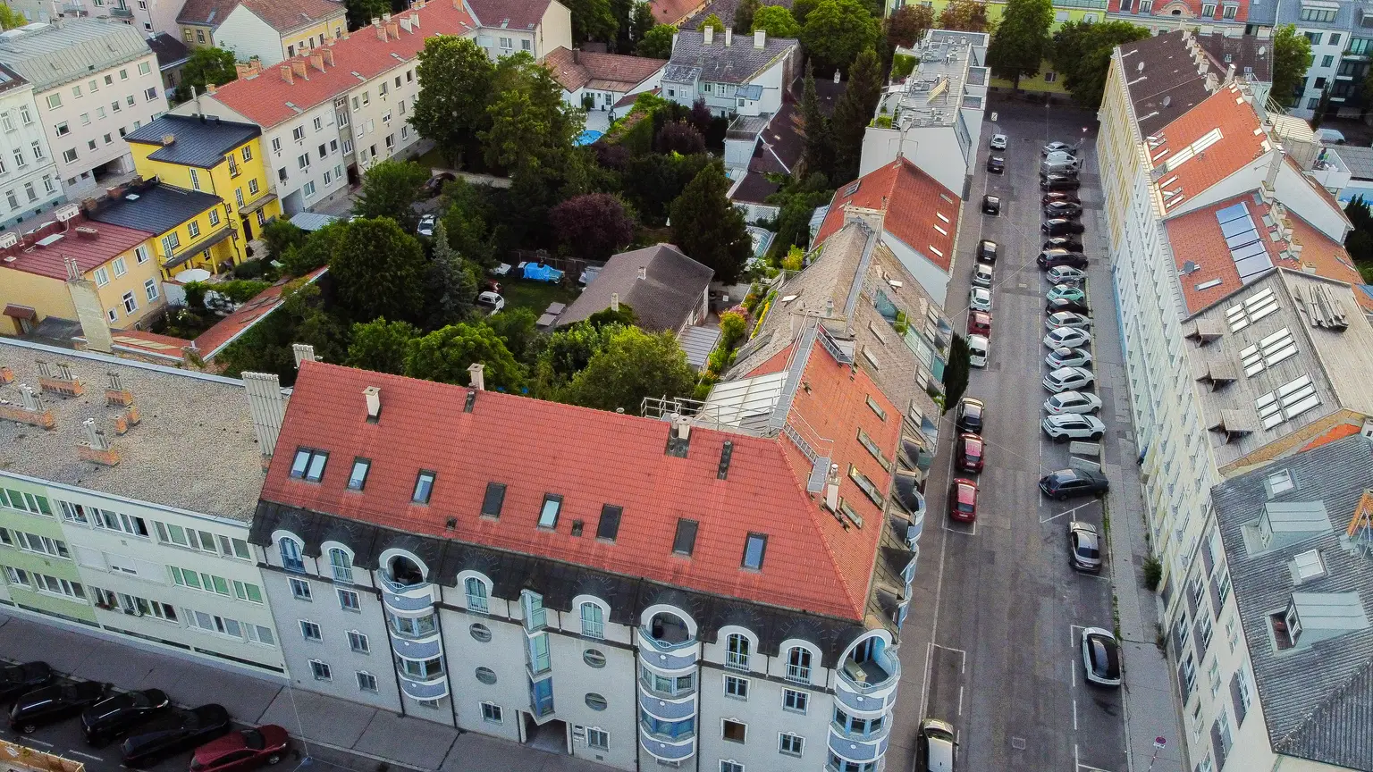 Eckhaus Ansicht mit Balkon im Eck