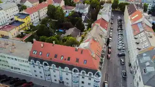 Eckhaus Ansicht mit Balkon im Eck