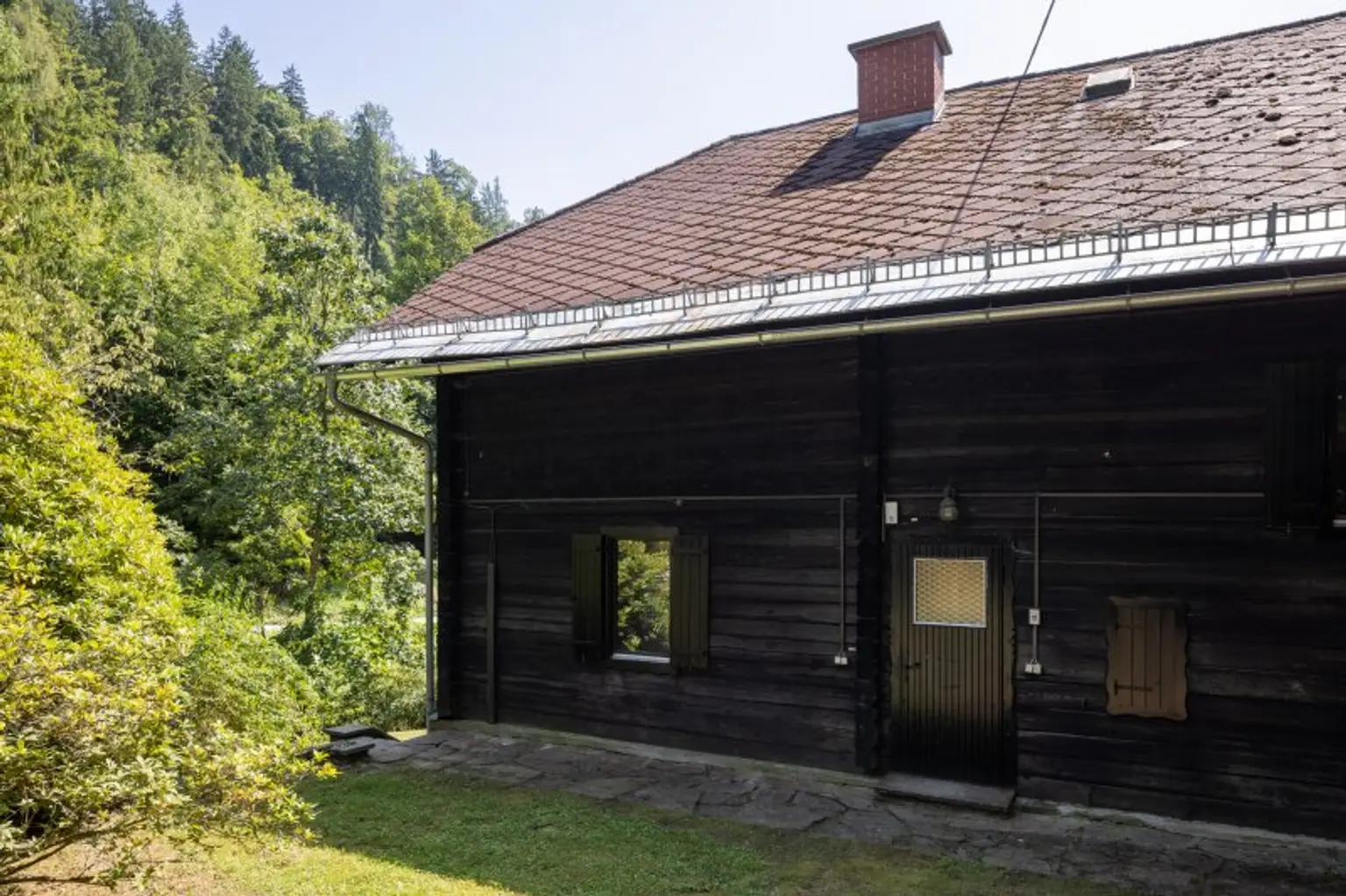 Ehemaliges Forsthaus mit Wirtschaftsgebäuden, allein und ruhig im Wald gelegen.