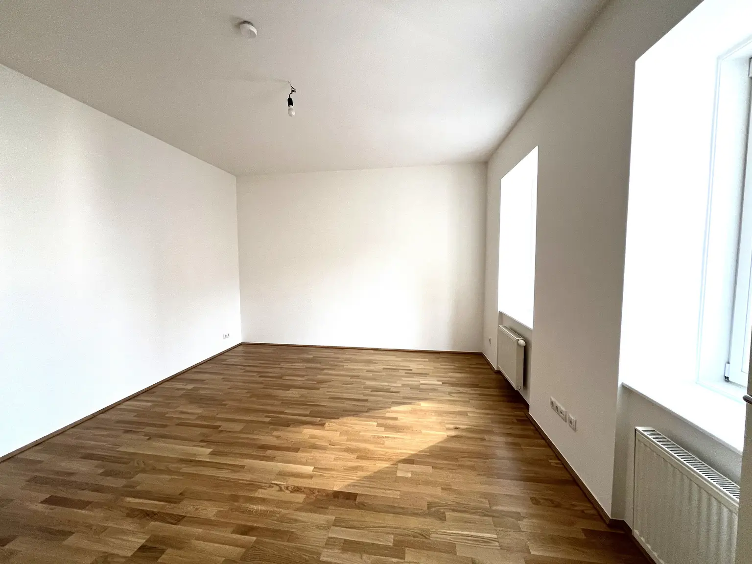 TOP LAGE: Moderne, ruhige und klimatisierte Dachgeschoss-Wohnung mit Terrasse / TOP LOCATION: Modern, quiet and air-conditioned apartment with terrace