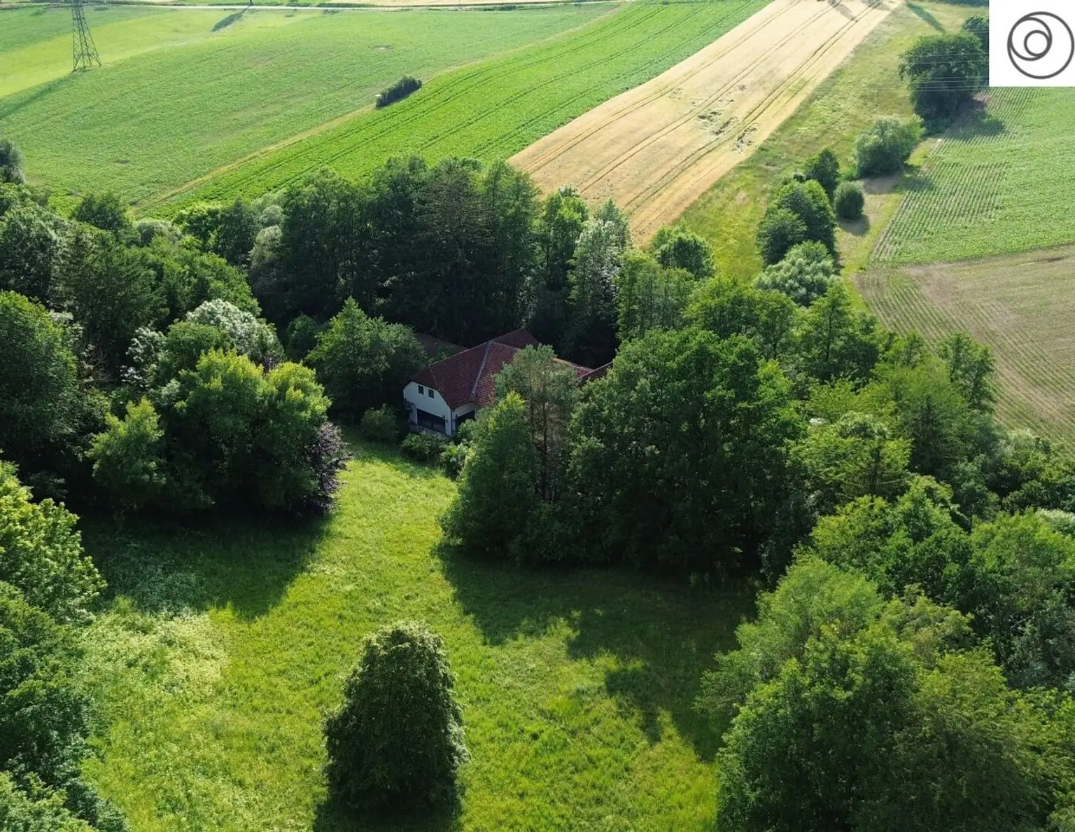 20 Minuten vor den Toren Wiens I Weitläufiges Anwesen im Wienerwald auf 17.900 m² Grundstücksfläche mit Privatsee und Hallenbad!