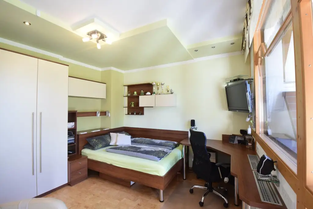 Haus auf großem Grundstück