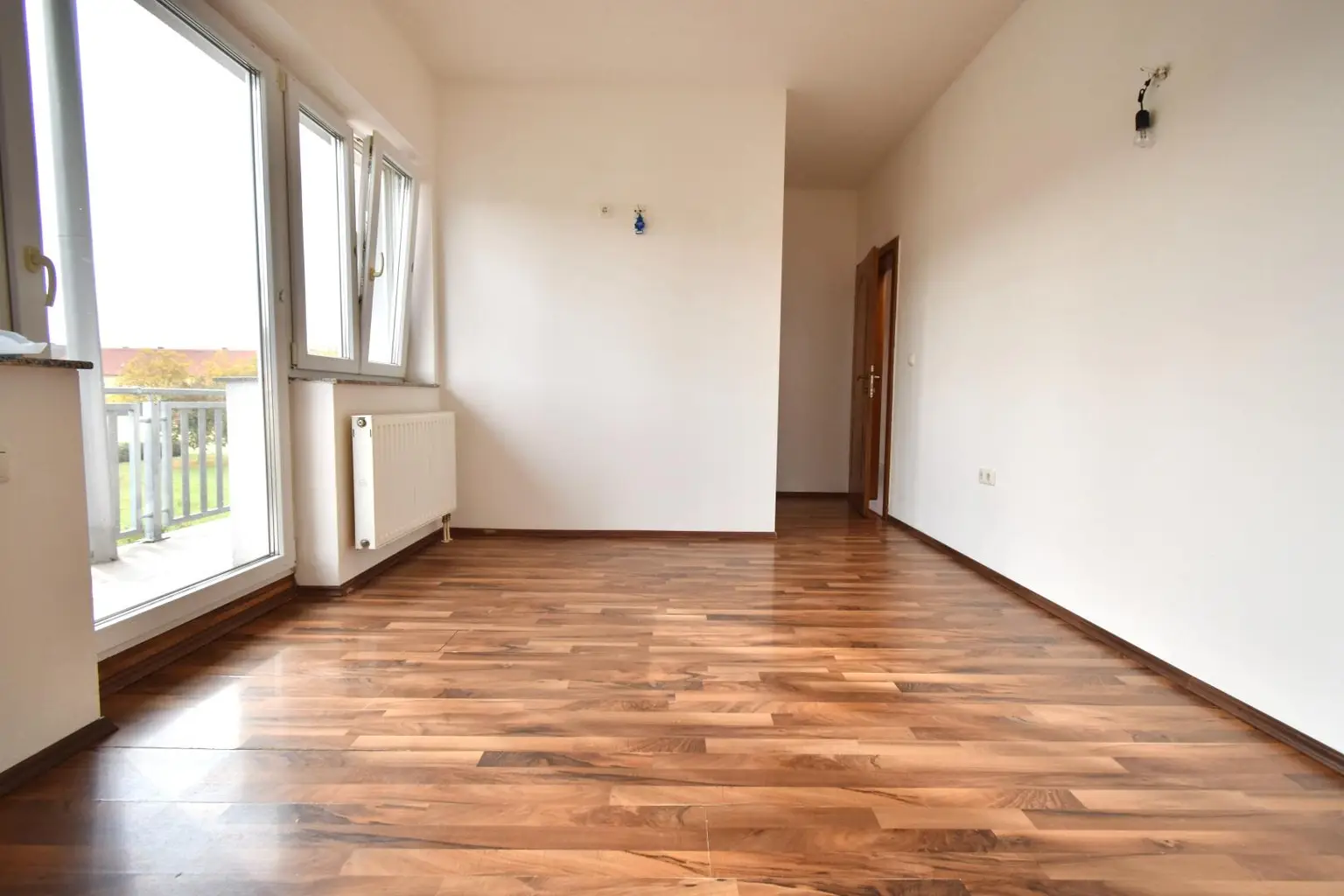 Sonniges Mini-Apartment mit Badezimmer und Balkon in zentraler Lage! Nähe BMW, SKF!!!