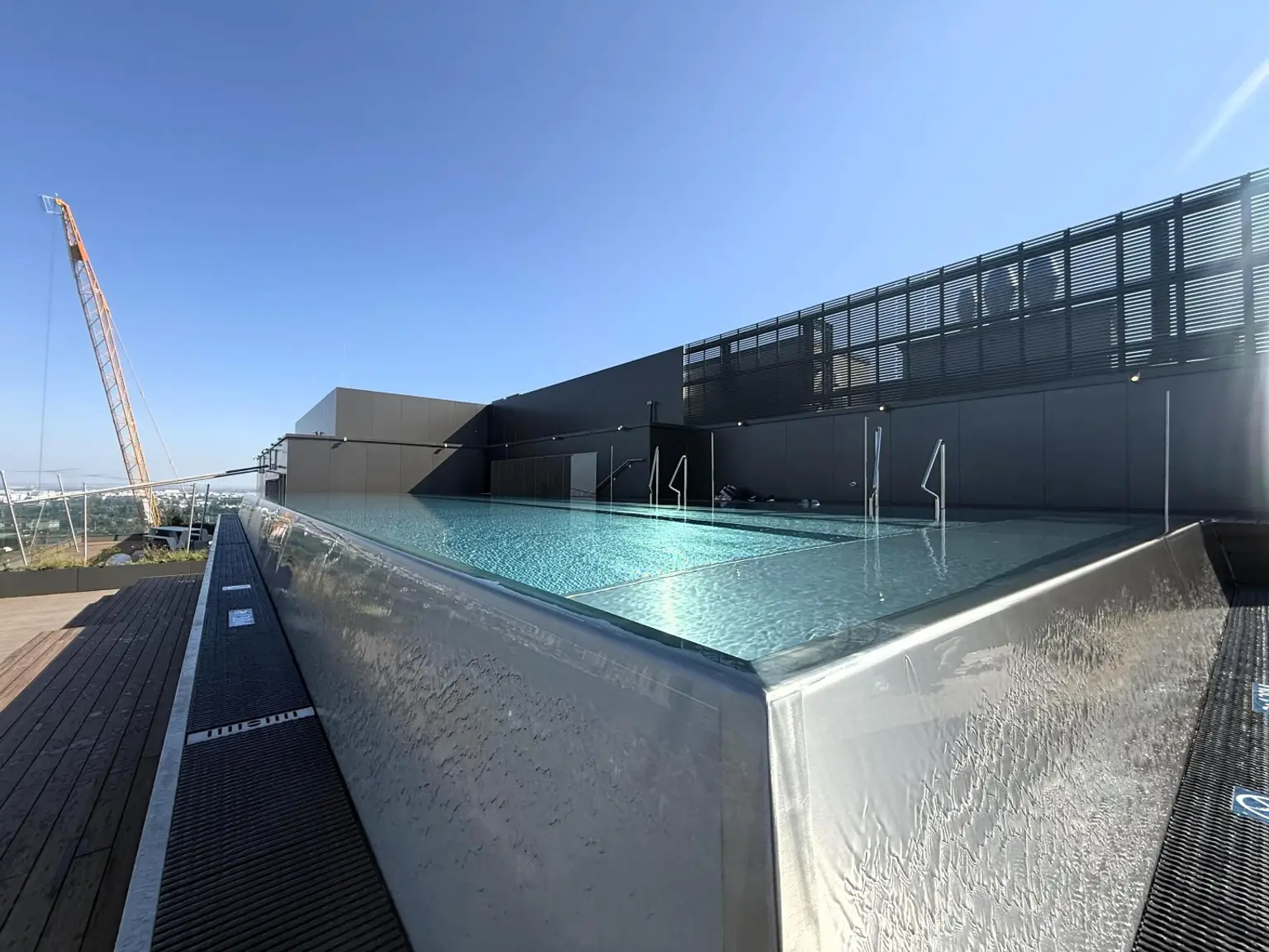 Kleine Perle im ultramodernen Wohnhaus mit Pool am Dach zu mieten // Small gem in an ultra-modern apartm. building with pool on the roof for rent //