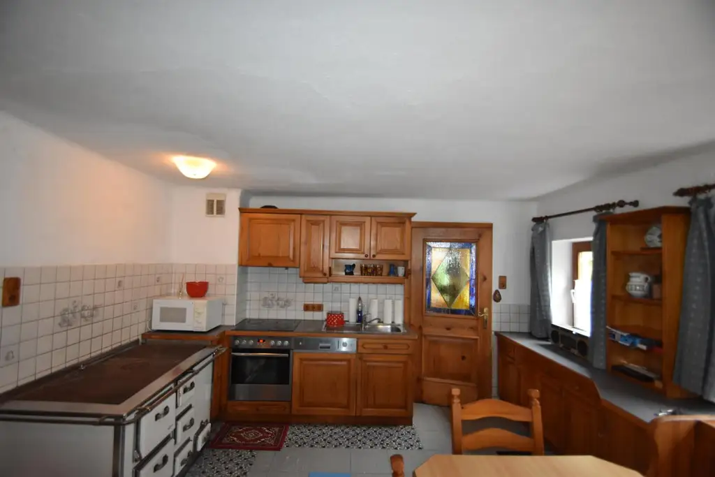 Wohnhaus mit großem Waldgrundstück