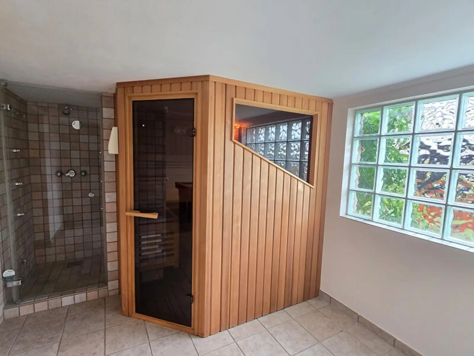 *** ERDWÄRME-HEIZUNG *** WINTERGARTEN *** SAUNA *** und vieles mehr....