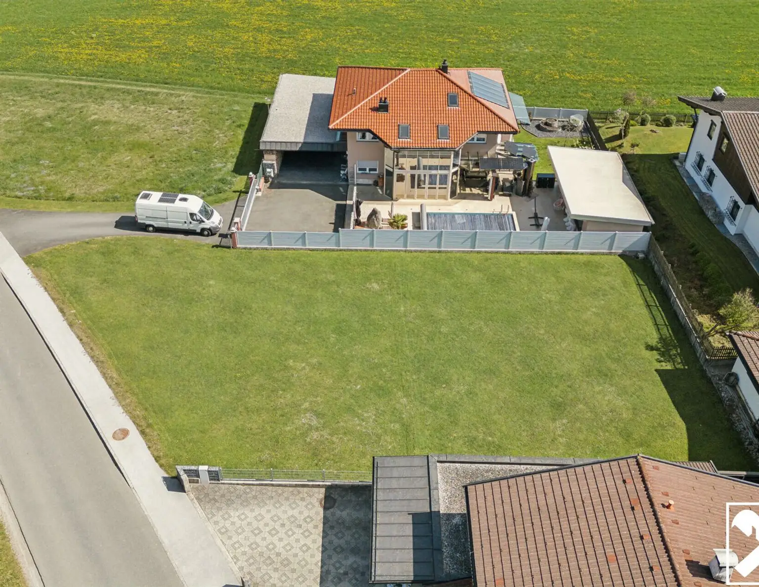 Sonniges Baugrundstück mit inspirierendem Visualisierungskonzept