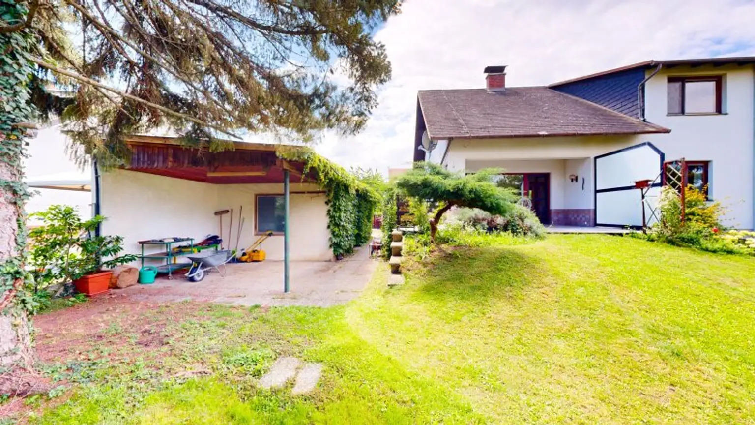 Bemerkenswertes Einfamilienhaus mit viel Entwicklungsmöglichkeit | Pool | Sauna | großer Garten