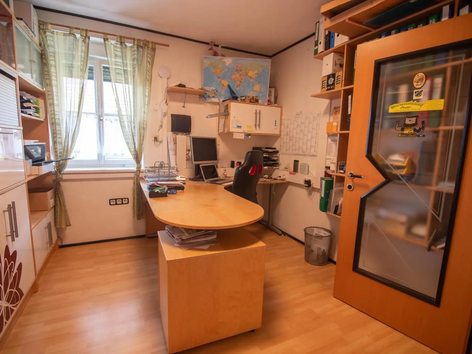 Großes Wohnhaus mit Heurigenlokal / 5 Gästezimmern und einem Miethaus