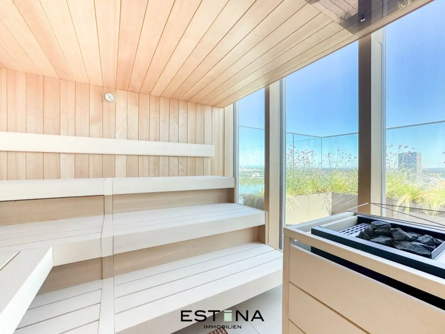 Premium City-Wohnung mit Weitblick & Wellness-Oase