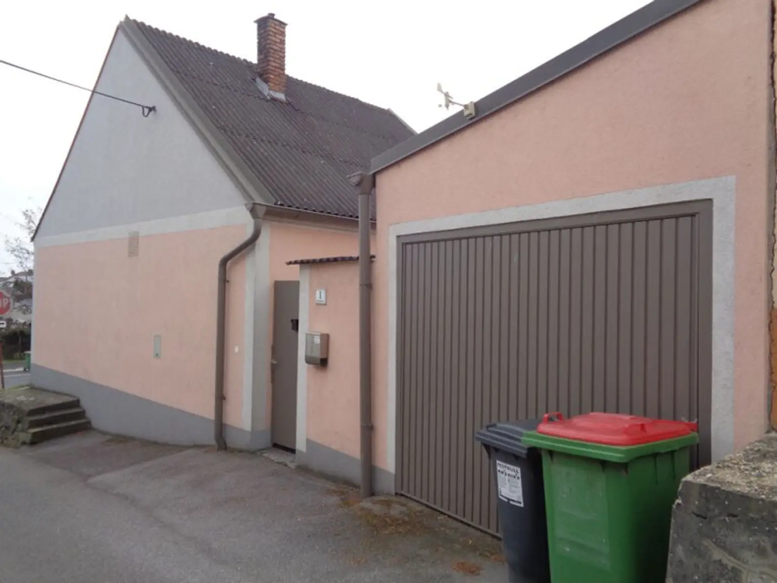 Jedenspeigen: S- Bahn: kleiner, bezugsfertiger Wohnhit mit Innenhof,ohne Garten