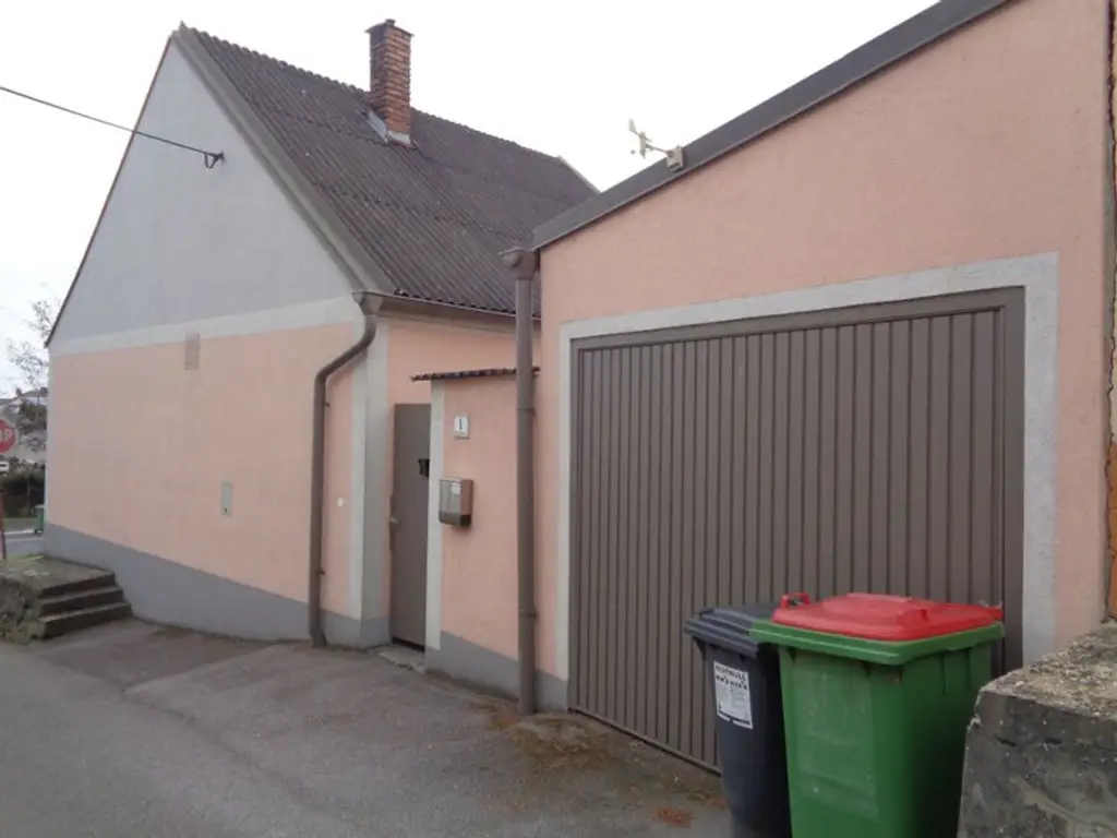 Jedenspeigen: S- Bahn: kleiner, bezugsfertiger Wohnhit mit Innenhof,ohne Garten