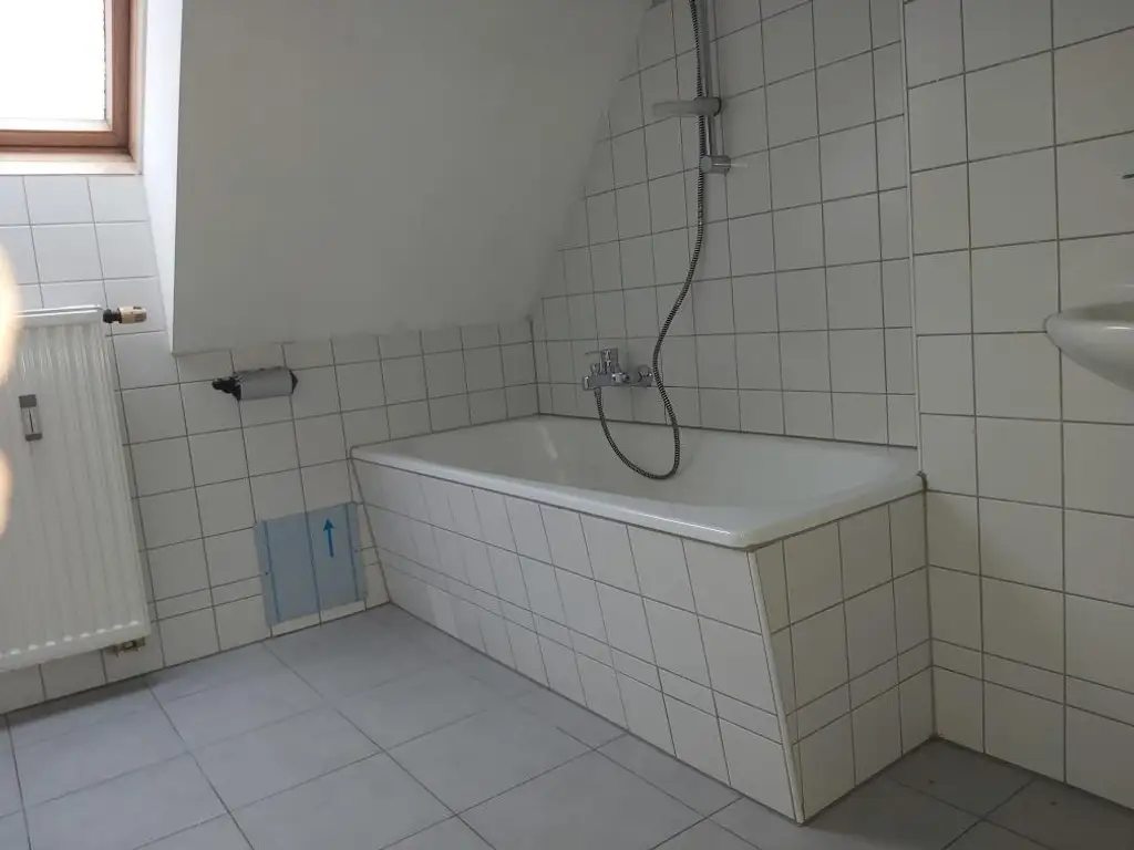 Zentrale 2-Zimmer-Wohnung mit Küchenblock im 2. Obergeschoß (Dachgeschoß) am Hauptplatz in Kapfenberg zu mieten !