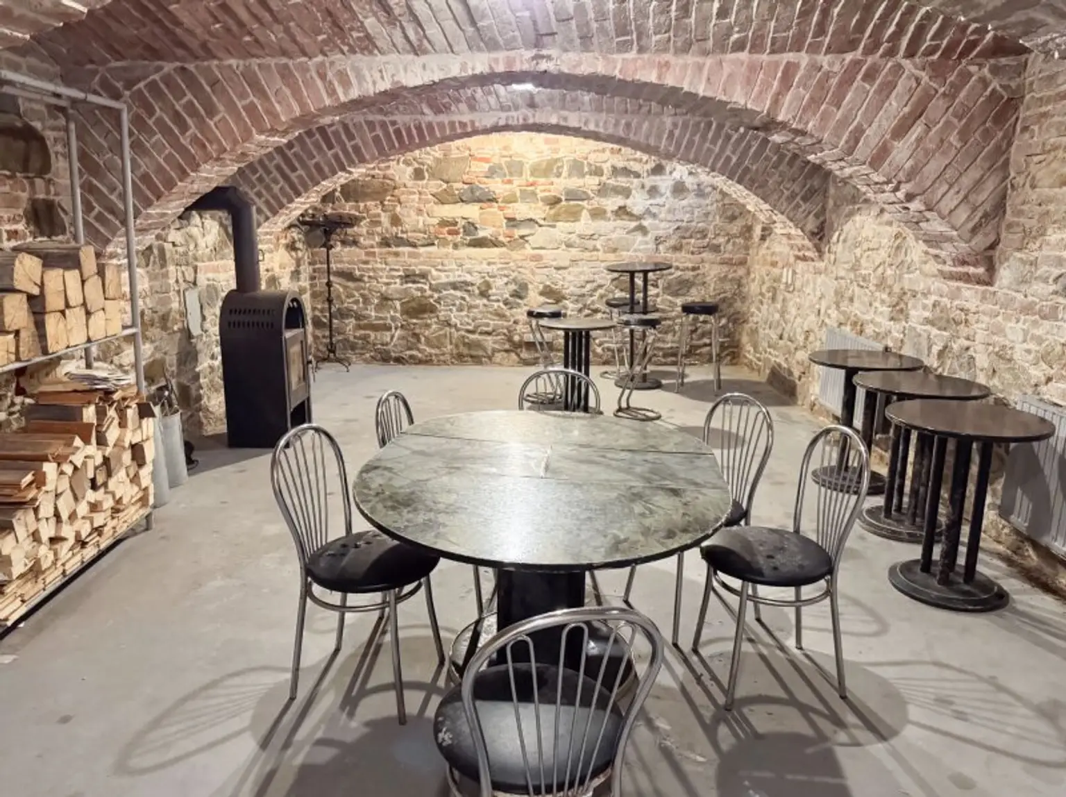 Büro / Ordination im Erdgeschoss mit Terrasse! 95,70 m2 Vier separate Räume mit 47 m2 Kellerfläche! Nähe Thaliastraße!