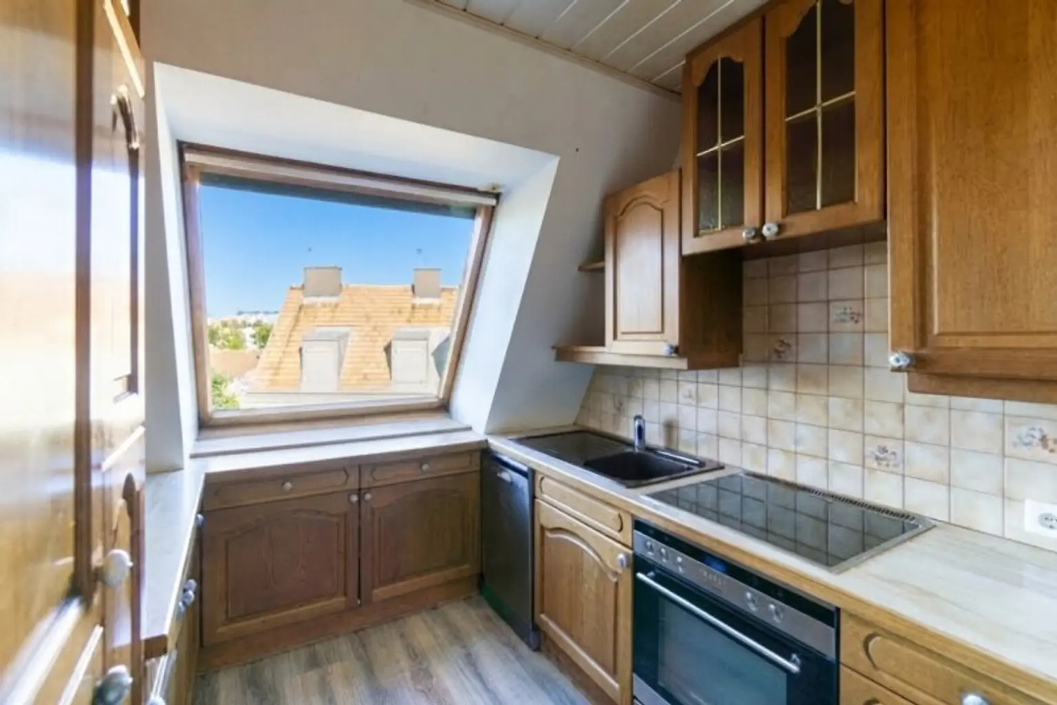 Küche mit großzügigem Dachflächenfenster
