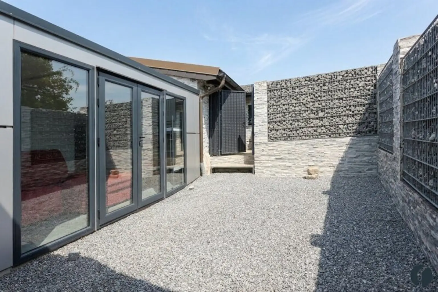 Terrasse zwischen den Gebäuden