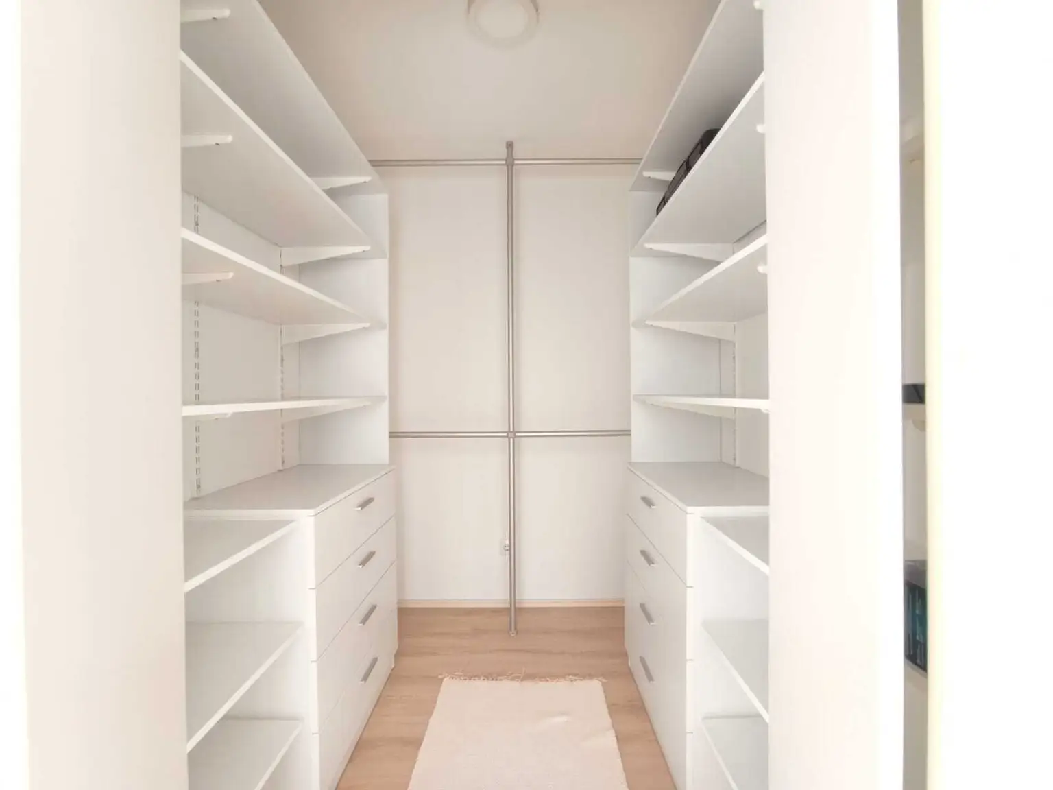 Moderne 3 Zimmerwohnung inkl. Balkon + 2 Garagenplätze!