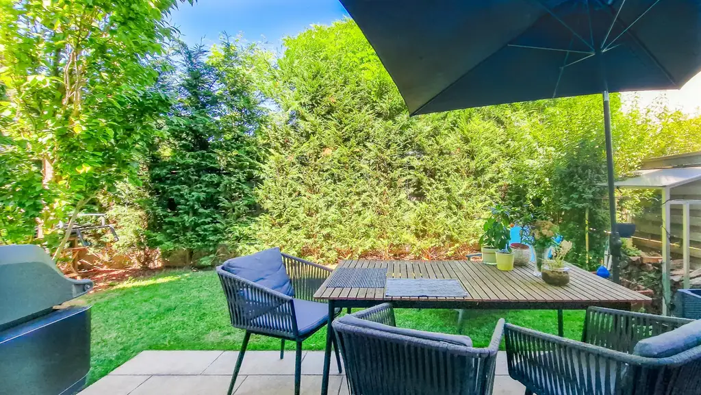 Niedrigenergie-Doppelhaushälfte in Mauer. 5 Zimmer, Terrasse, Garten und Autostellplatz