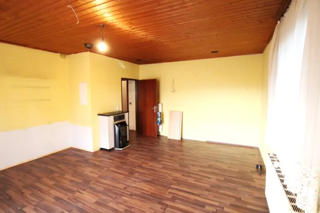 WAIDMANNSDORF  -  Sanierungsbedürftiges Haus in Aussichtslage!