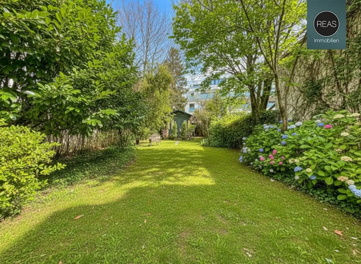Provisionsfrei: Traumhaftes Stadthaus mit Garten in Gersthofer Bestlage!