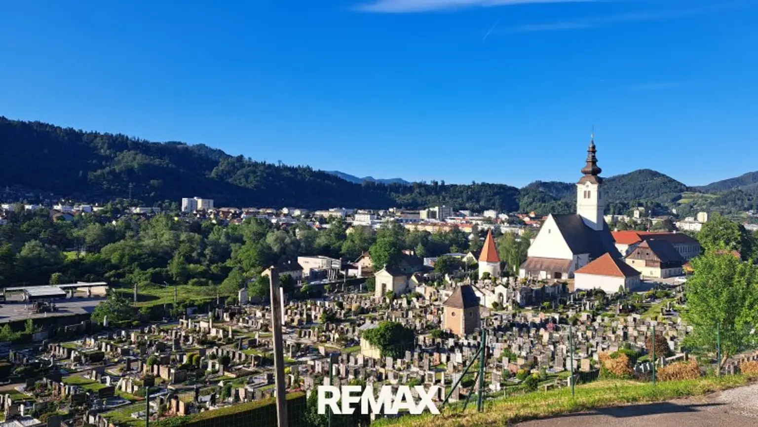 Blick über den Friedhof zur Stadt