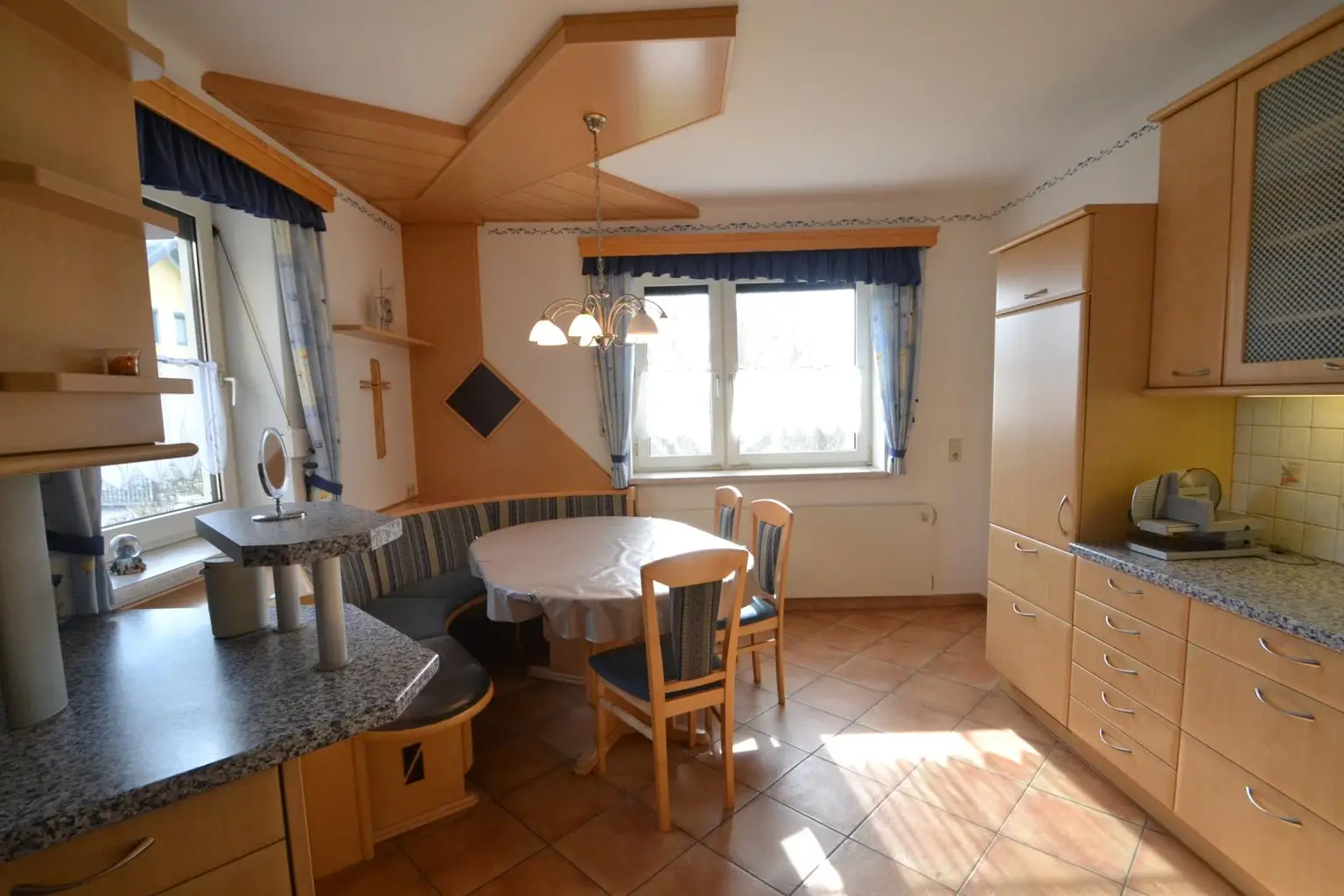 sonnige Küche mit Essplatz