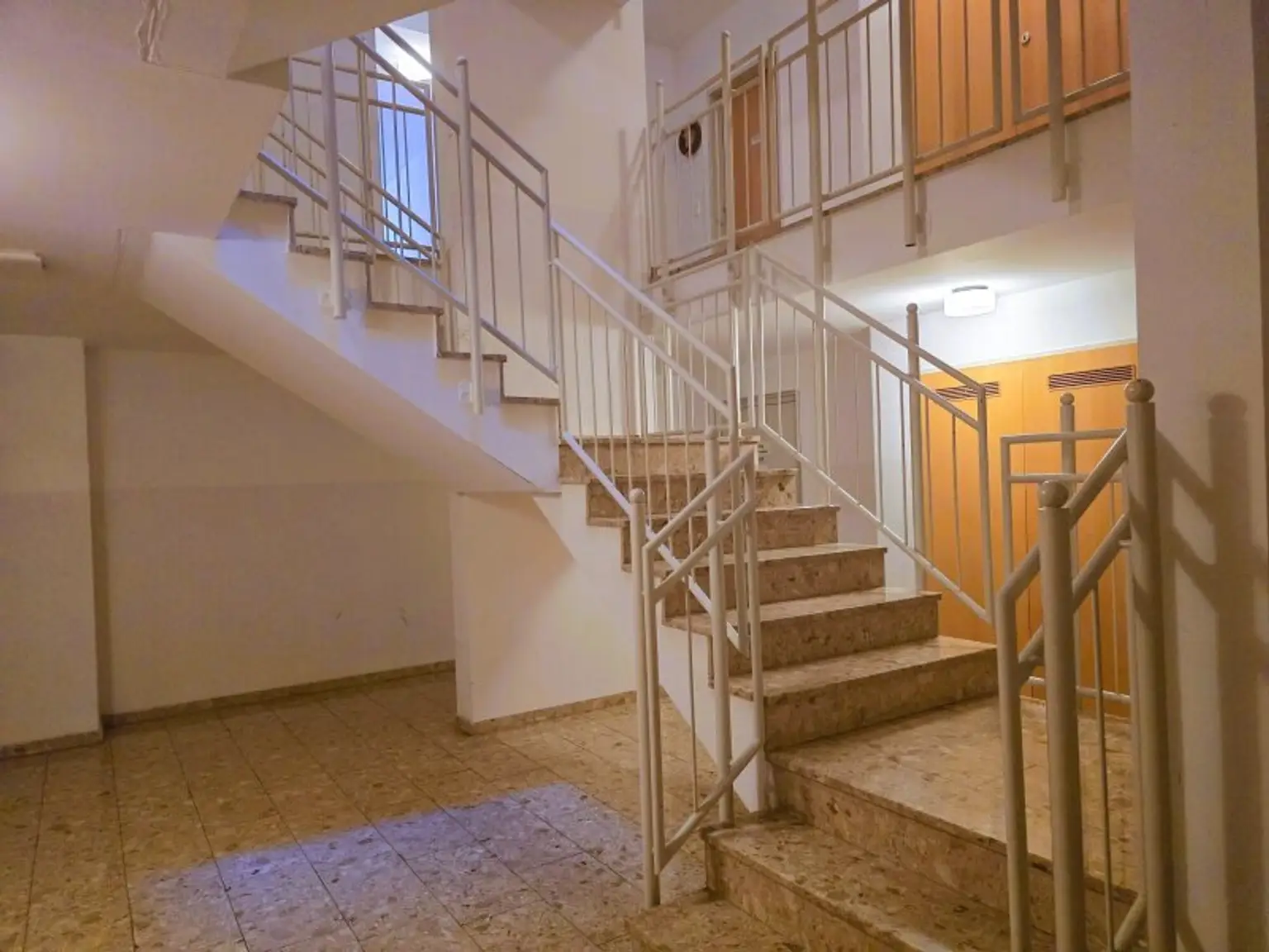 + Traumhafte Fernblickdachterrassenwohnung 80m² +  Dachterrasse 5,62 m² + Klimaanlage, moderne Dan-Küche + 4 lichtdurchflutete Zimmer +  €199.000,-  + Tiefgaragenplatz +