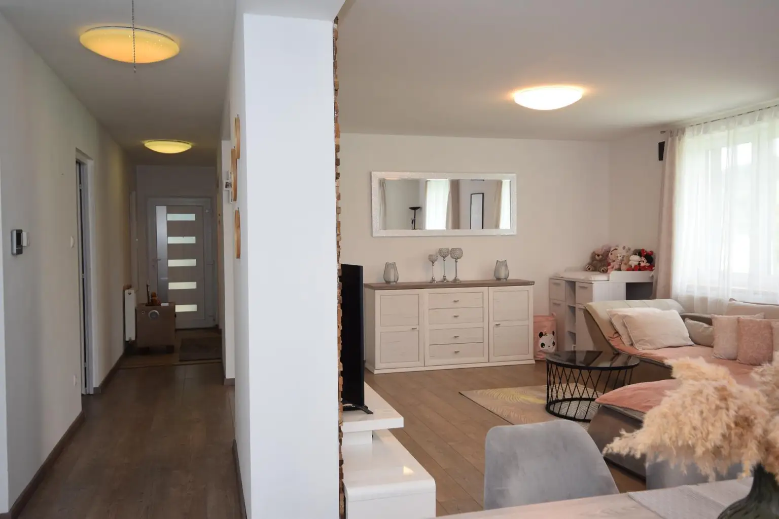 Eingang und offener Wohnbereich