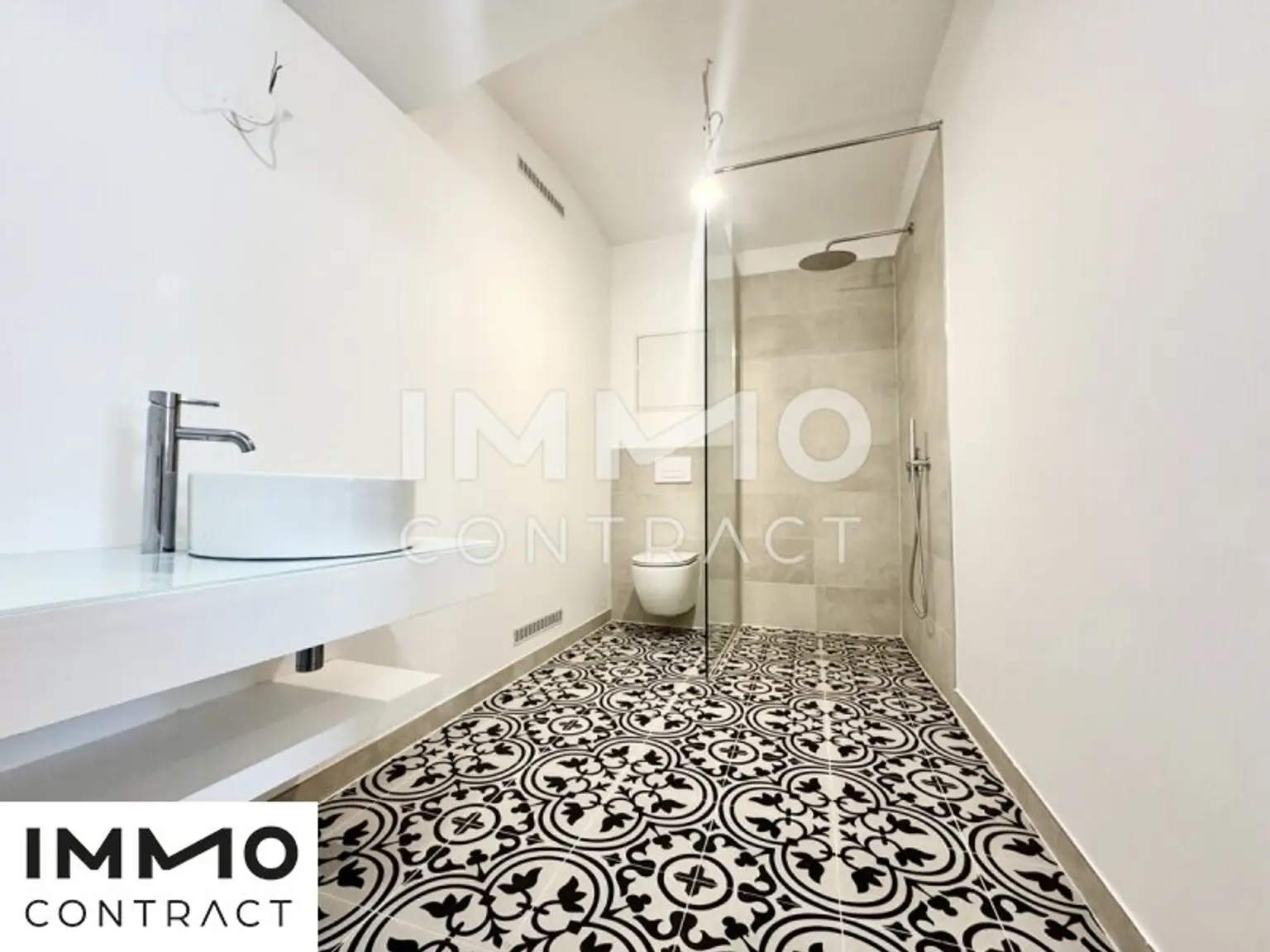 Bad mit Dusche und WC