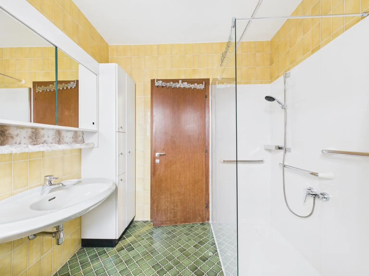 ANSFELDEN: Wohnhaus mit ca. 126,7 m² Wohnfläche auf EINER EBENE (Erstbezug 1976) + Garage