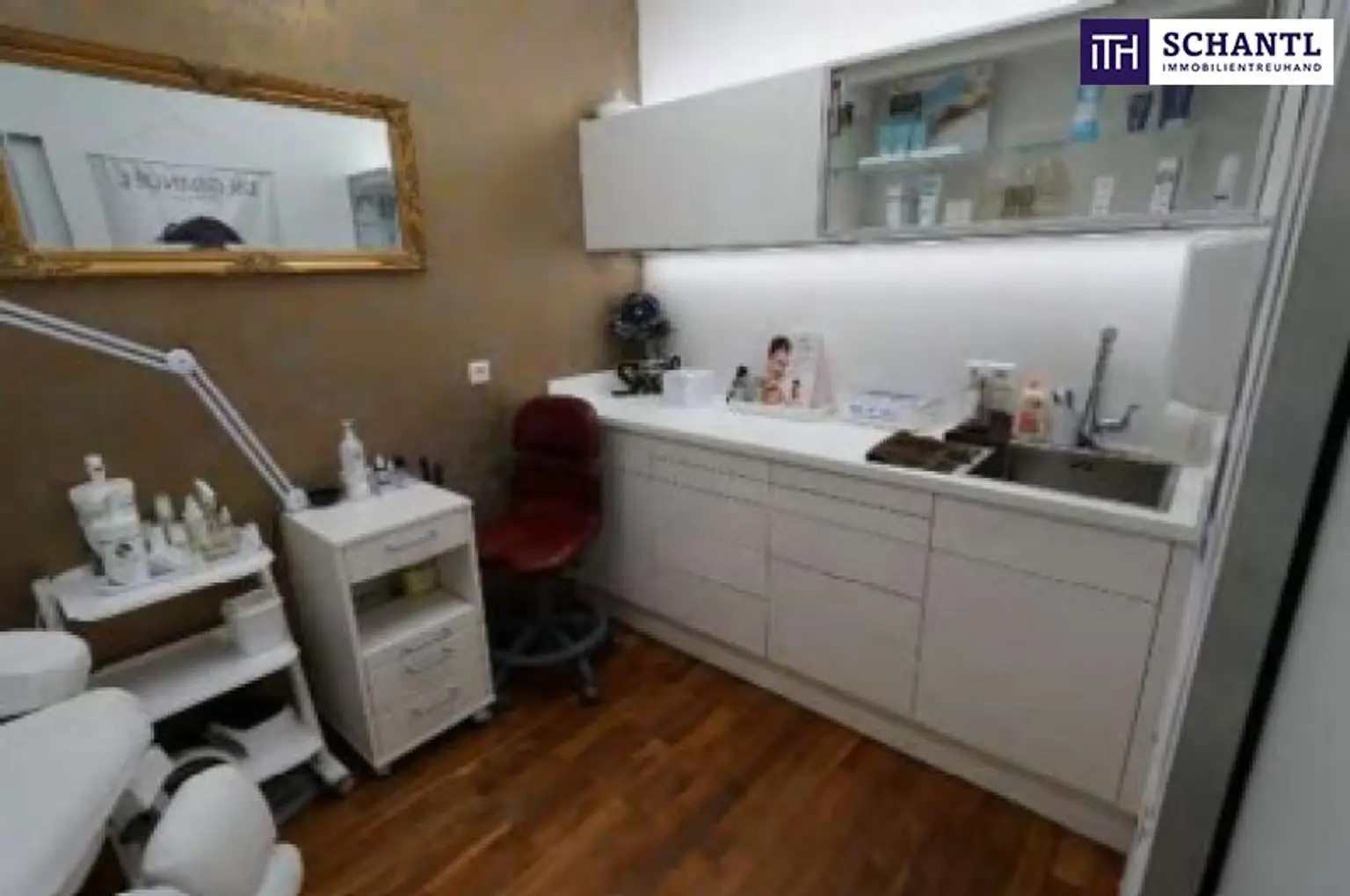 TOP Anlageobjekt in Feldkirchen bei Graz! Modernes Wohn- und Ordinationshaus mit Zahnarztpraxis im Erdgeschoss und großzügiger Mietwohnung im Obergeschoss!