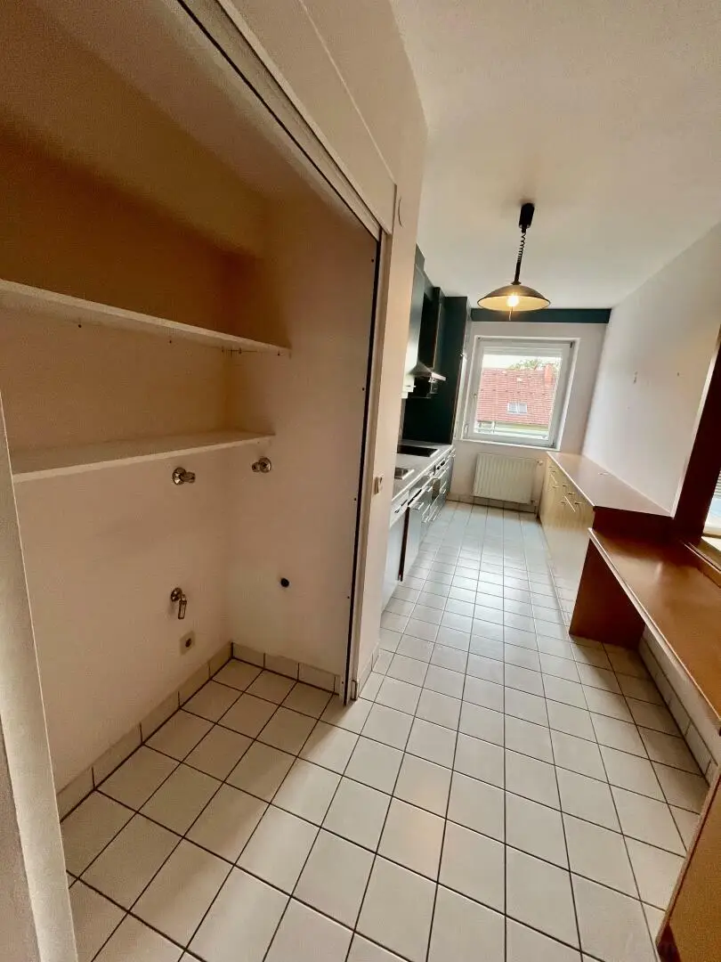 Wirtschaftsbereich in der Küche (Platz fü die Waschmaschine)