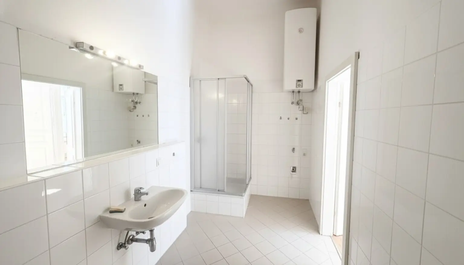 UNBEFRISTET UND IN RENOVIERUNG: Helle, ruhige 2-Zimmer-Wohnung