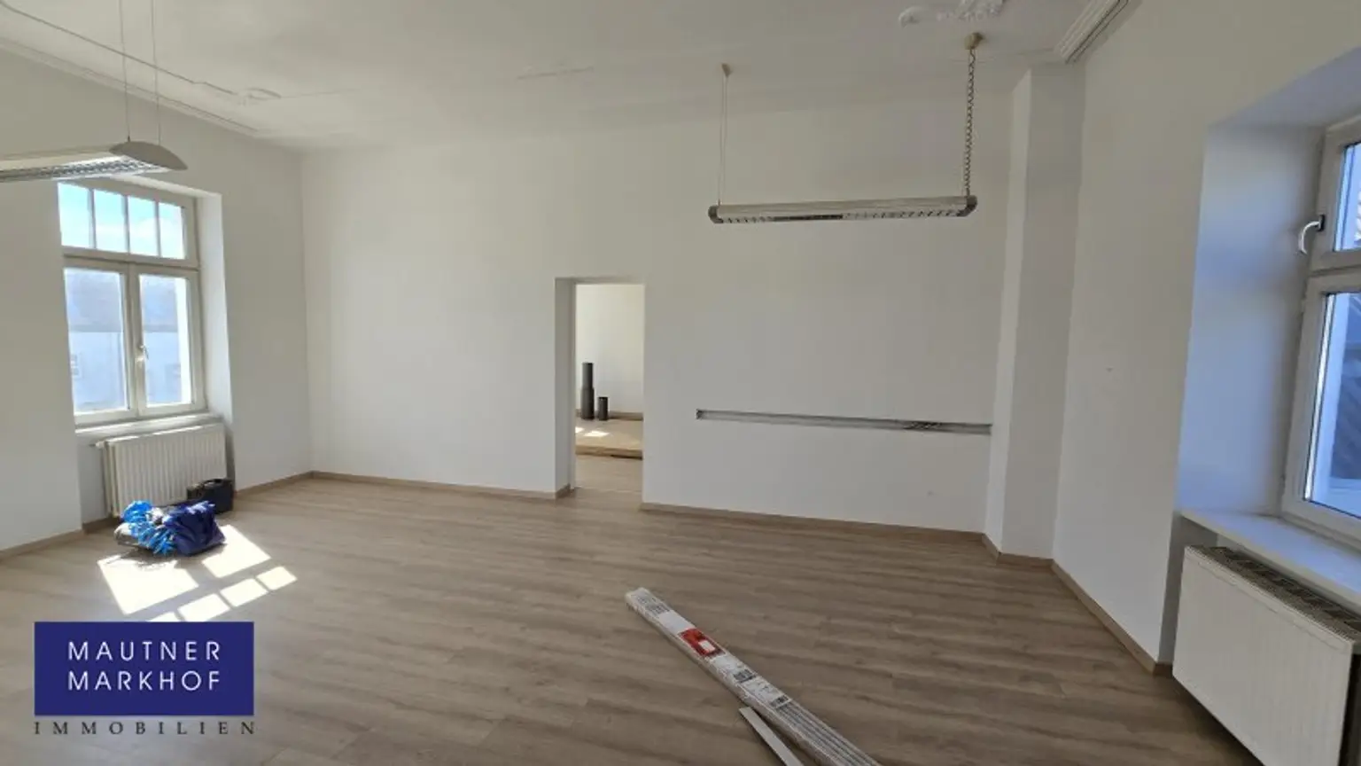 Aspern - Siegesplatz - Sanierte helle Bürofläche mit 800m² Lageroption im Hof - U2