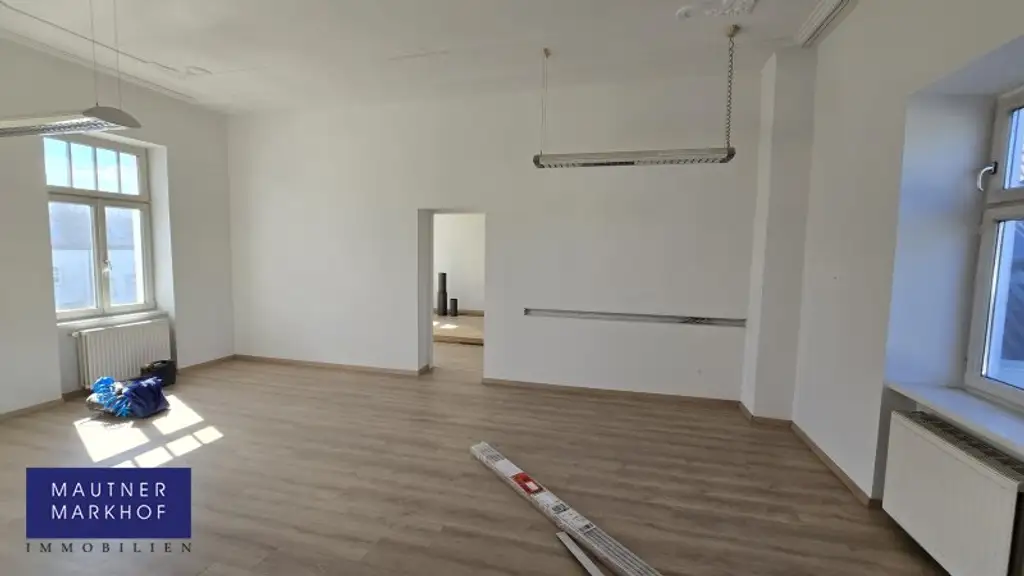 Aspern - Siegesplatz - Sanierte helle Bürofläche mit 800m² Lageroption im Hof - U2