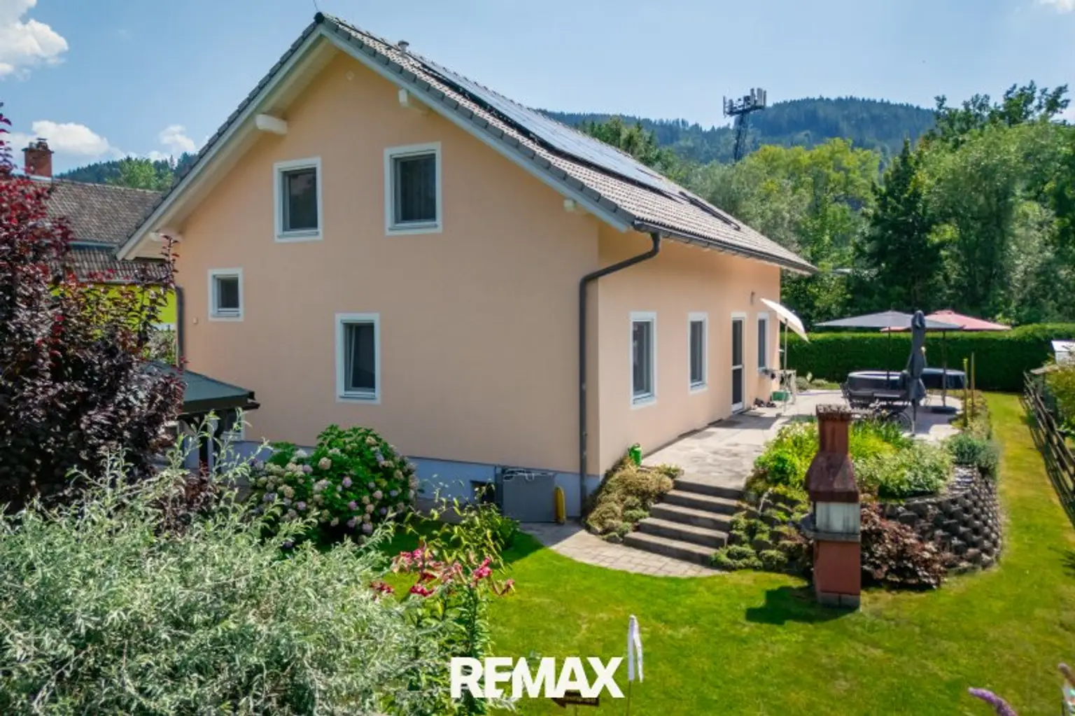Gartenseite mit Terrasse