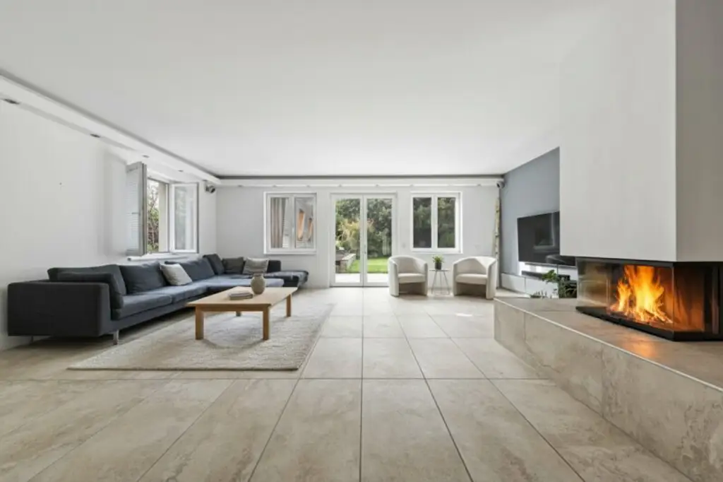 Exklusive Villa mit Nebengebäude in Gießhübl – Wohnen, Arbeiten & Wellness in Premiumlage