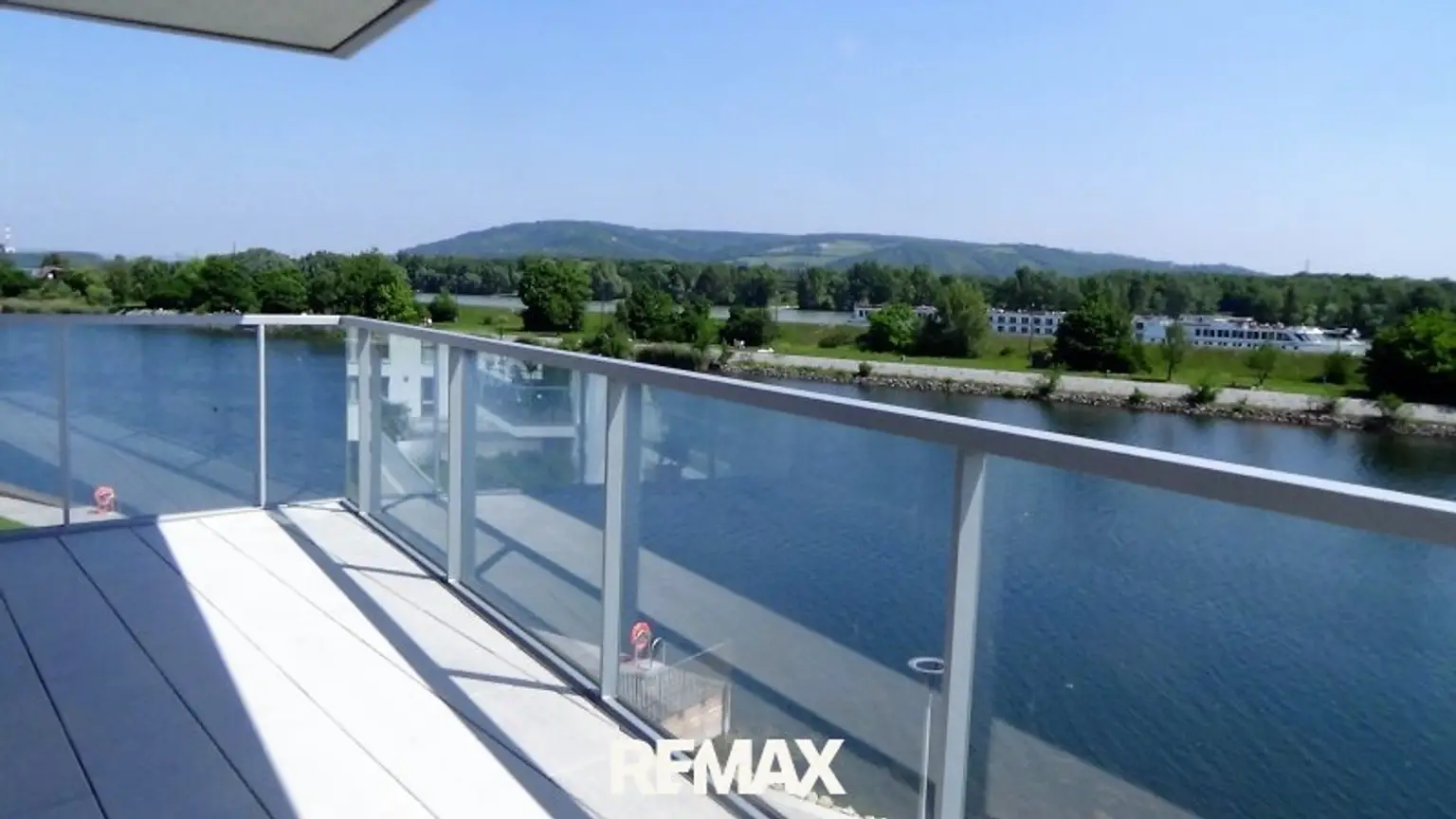 Balkon mit Blick aufs Wasser