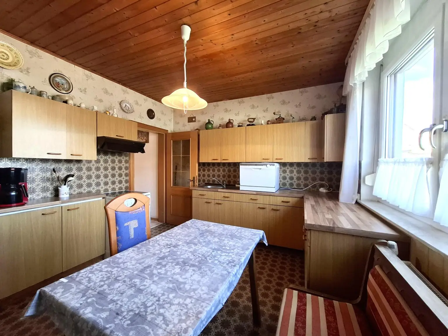 Einfamilienhaus mit Keller, Loggia, Garage und Garten, nur 300 Meter zum Neufelder See