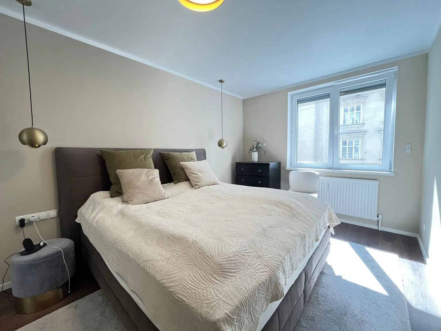 Stilvolle 3-Zimmer-Wohnung in Toplage 1070 – ruhig, renoviert, vollmöbliert und Garagenstellplatz