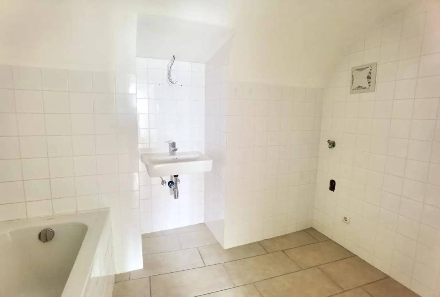 Bad mit Wanne und WM Anschluss