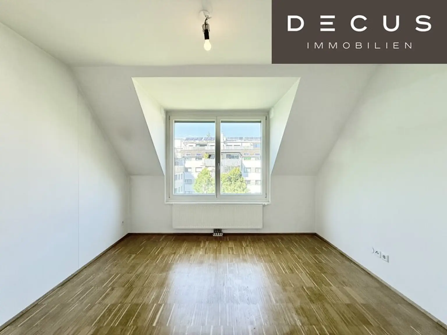 / 4 ZIMMER/ ZENTRAL BEGEHBAR/ VERFÜGBAR AB 1.07.2025 / DACHGESCHOSS / TERRASSE