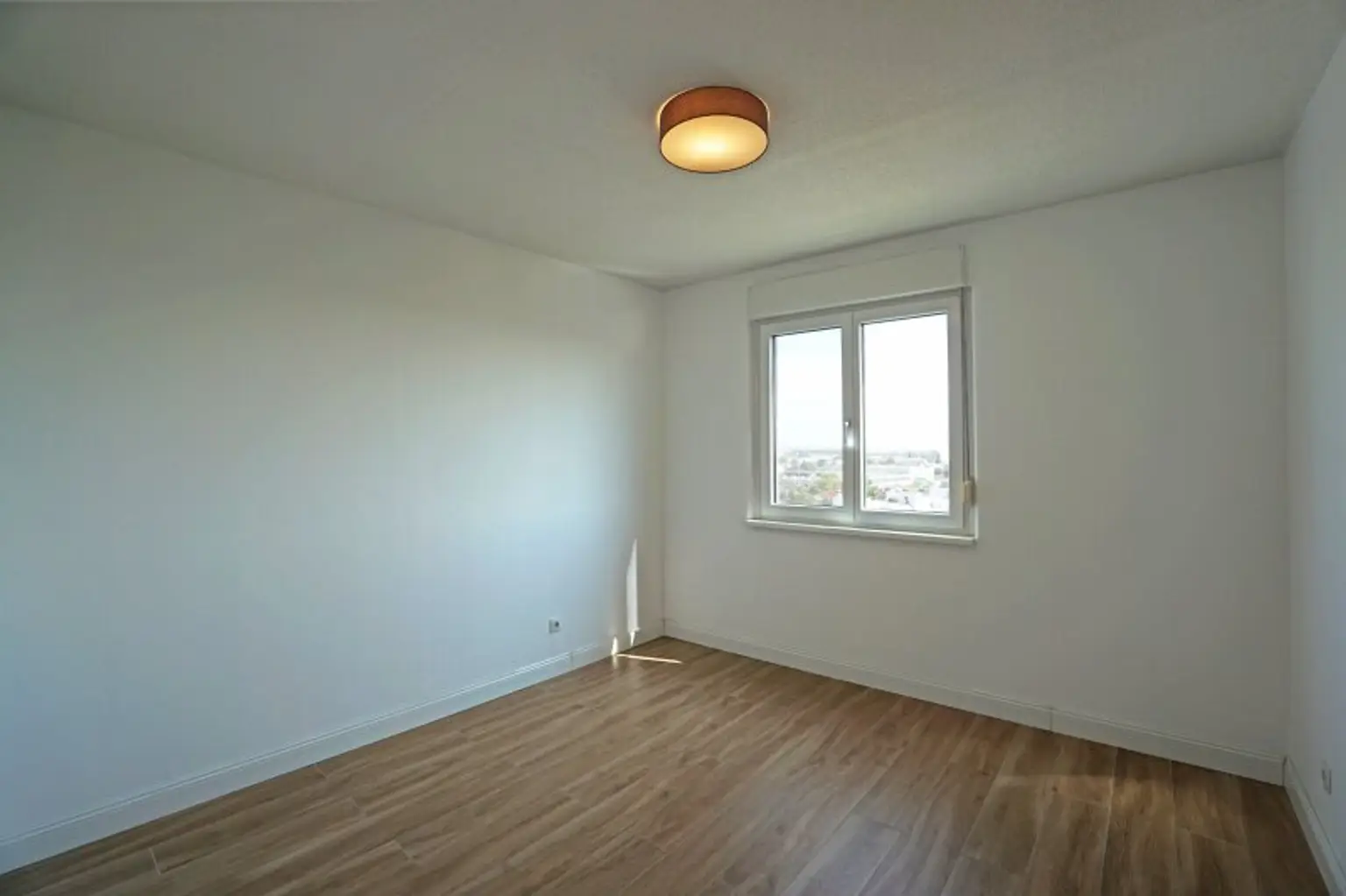 Penthouse-Wohnung | 131 m² Wfl. | 80 m² Dachterrasse mit 270°-Ausblick | PKW-Stellplatz | riesiger Gemeinschaftsgarten | im Zentrum