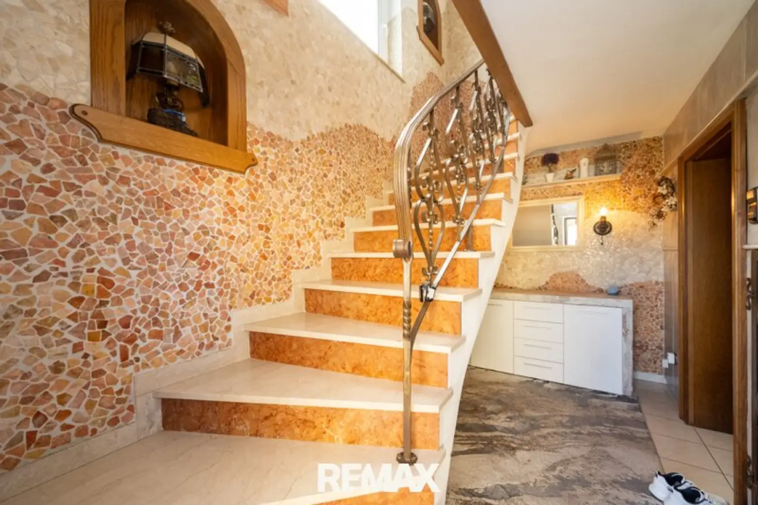 Vorzimmer/Garderobe (EG) mit Aufgang zum Obergeschoss