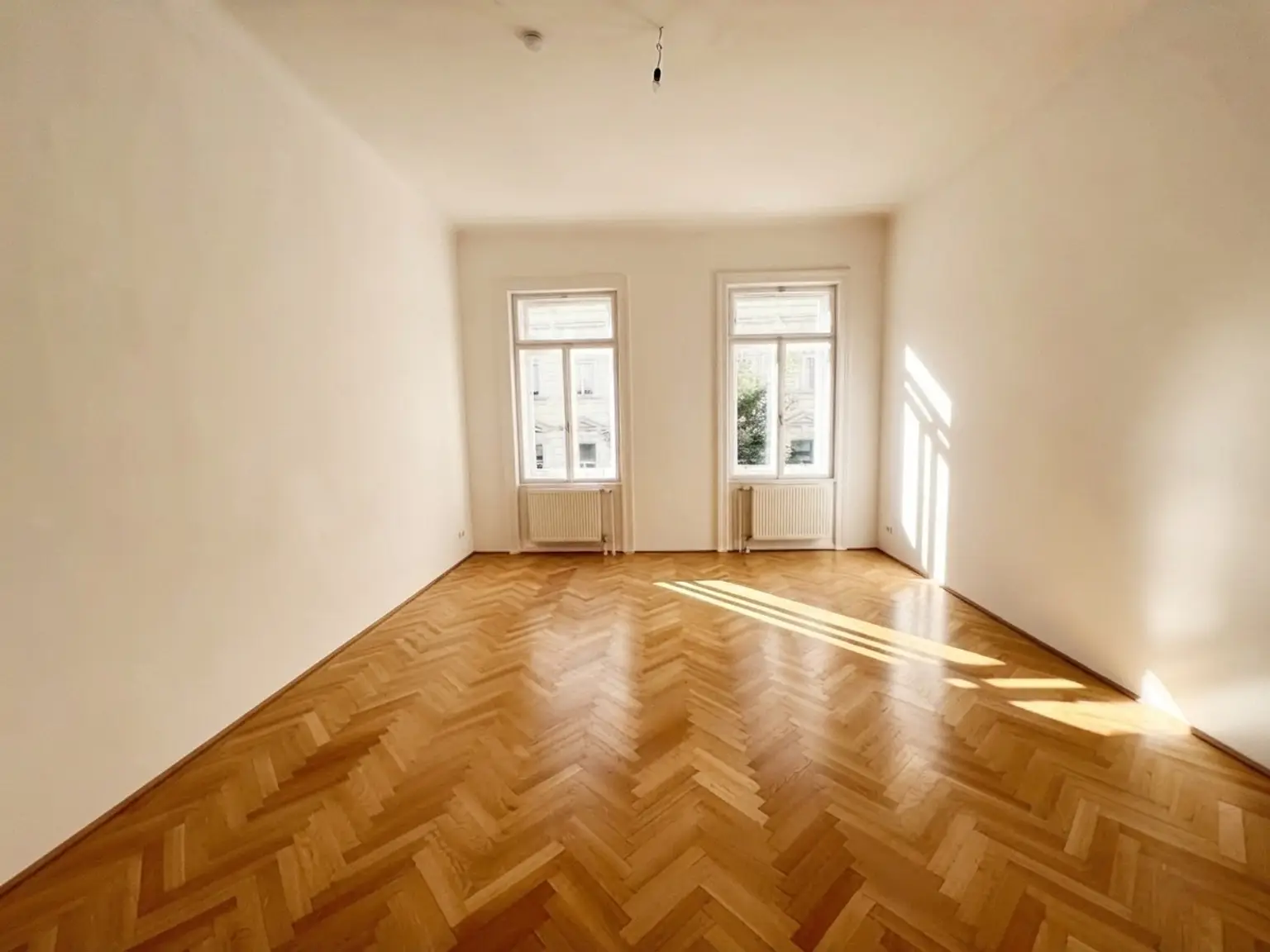 UNBEFRISTET: Wohnen in Bestlage in einer ansprechenden 2-Zimmer Altbauwohnung