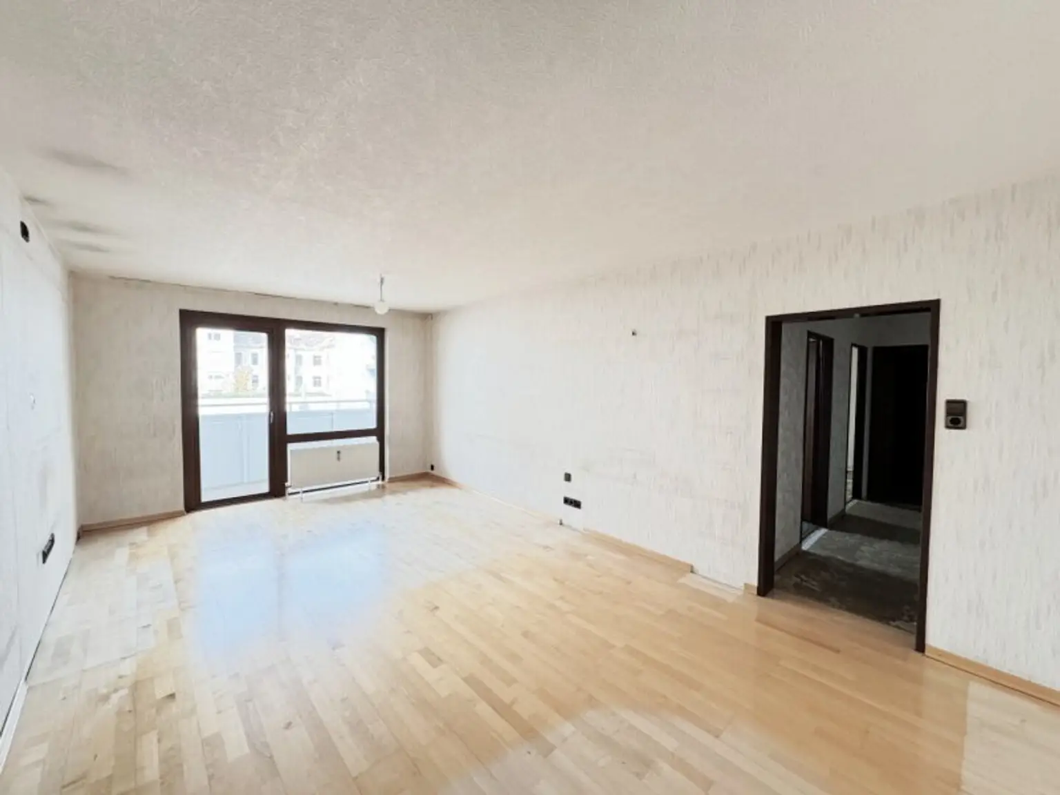 U6-Dresdner Straße : 3 Zimmer mit Loggia in Hofruhelage