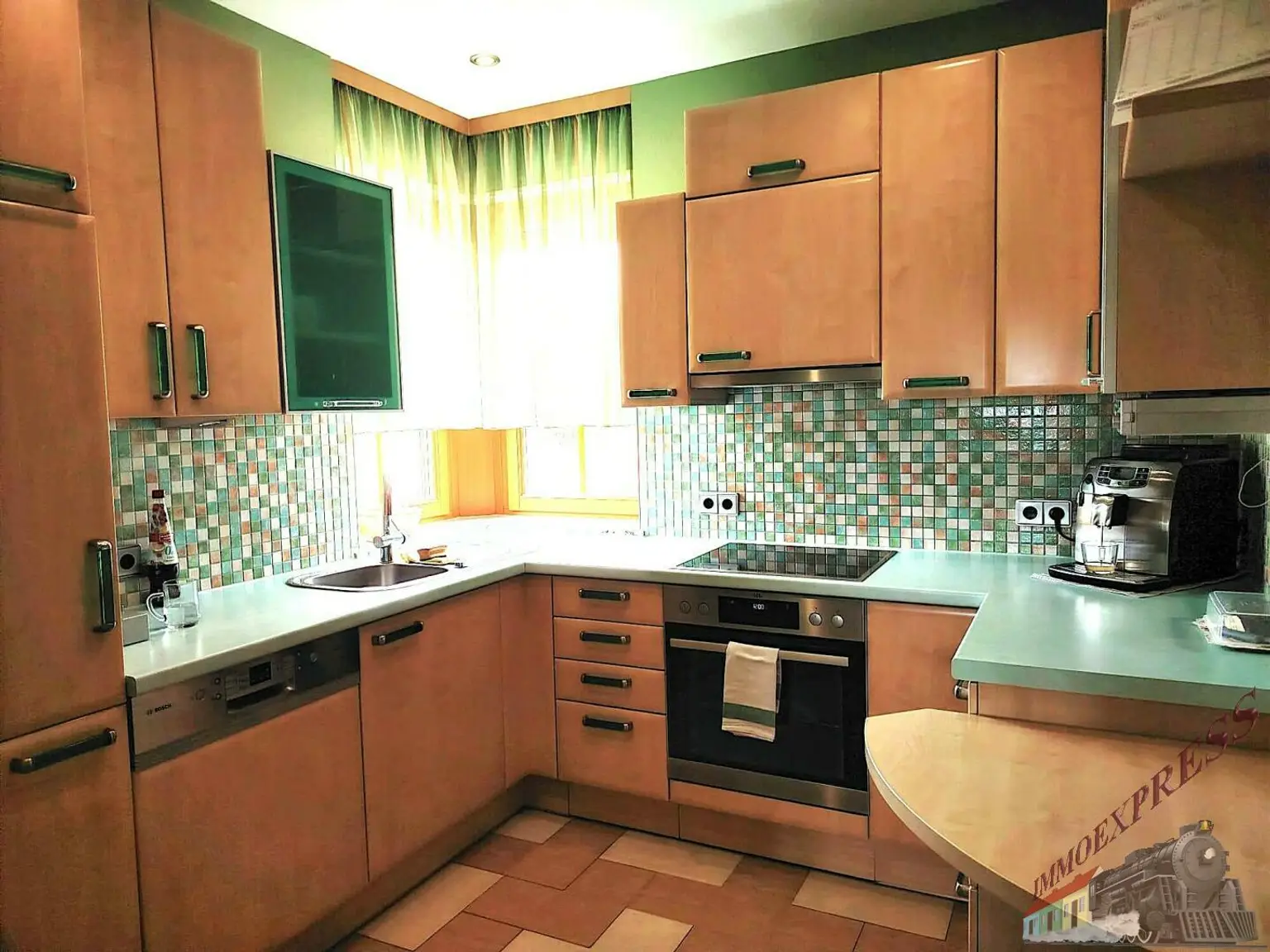 Tolles Einfamilienhaus mit Pool, Panorama-Ausblick und moderner PV-Anlage – hier fühlt sich Ihre Familie zuhause!