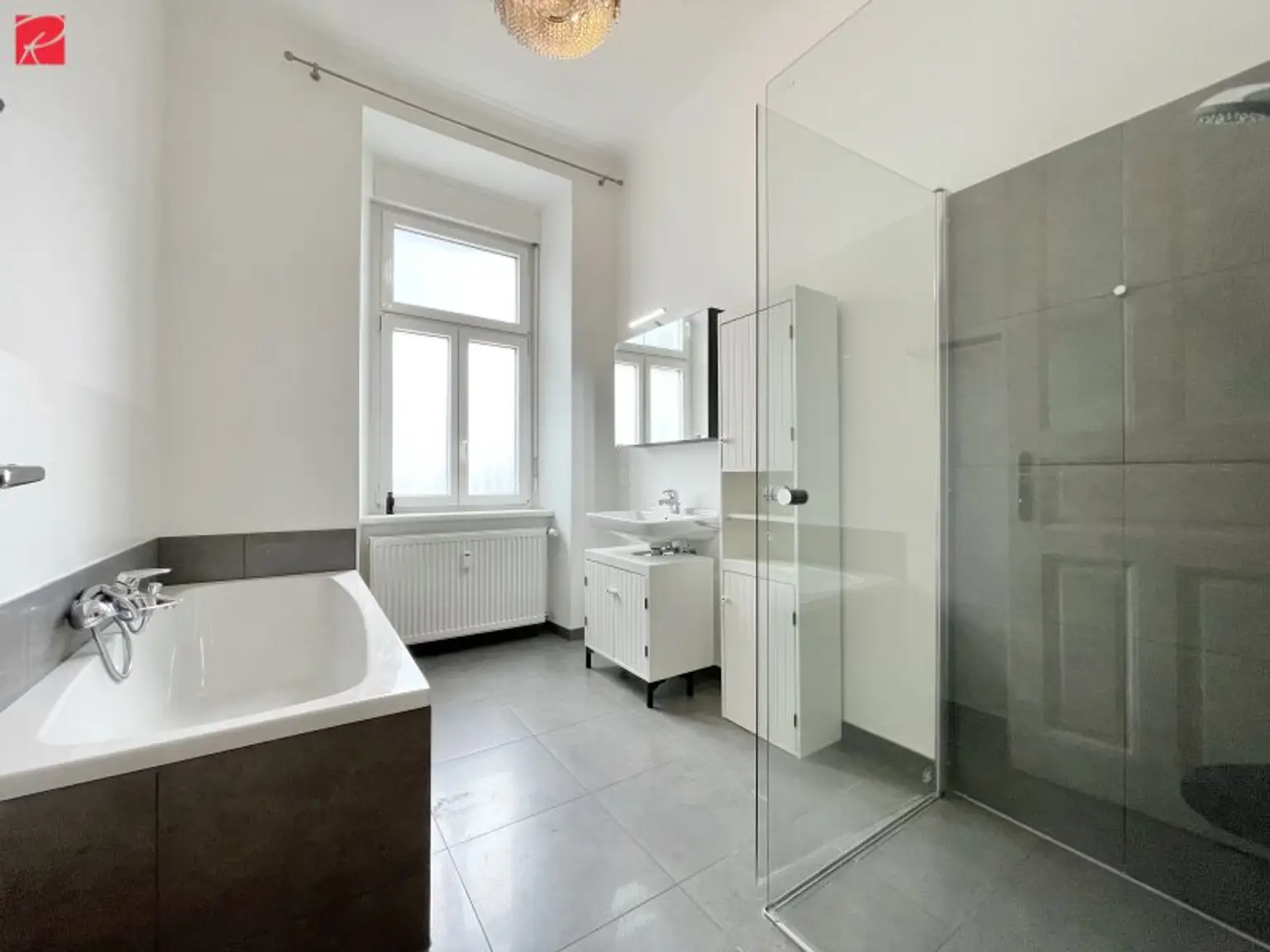 Moderne Altbauwohnung mit Fischgrätparkettböden