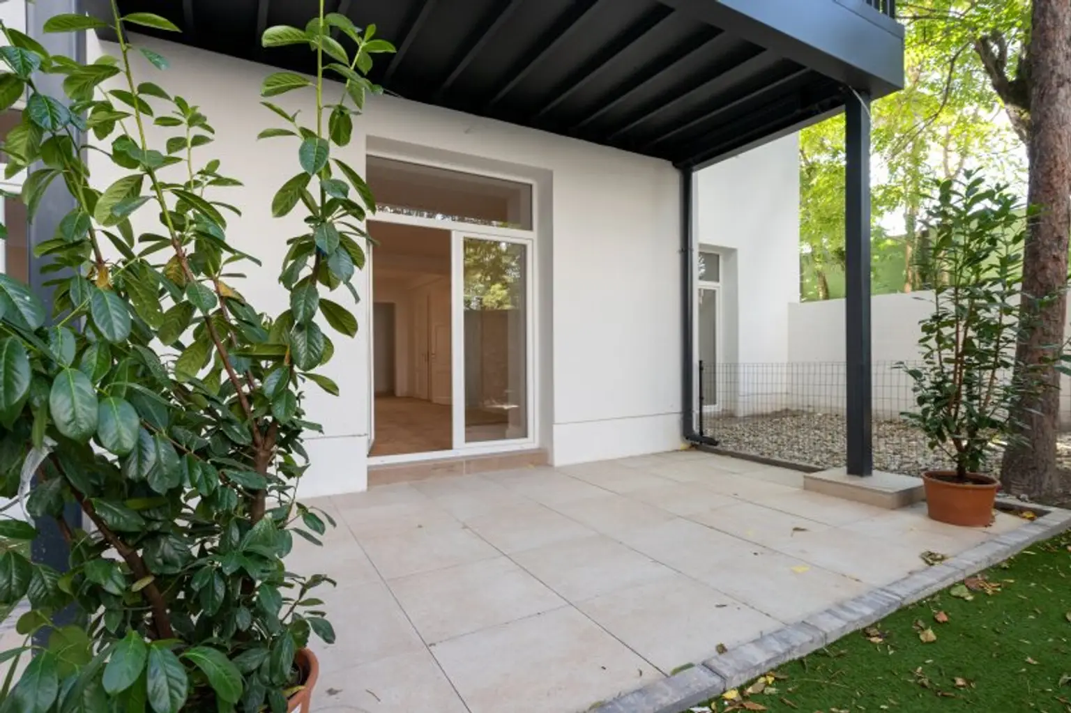 Traumhafte Gartenwohnung im Luxus-Altbau! Erstbezug mit 3-Zi. und 2 Terrassen!